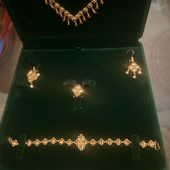 Elegant Gold Necklace - Picture 3 of 8